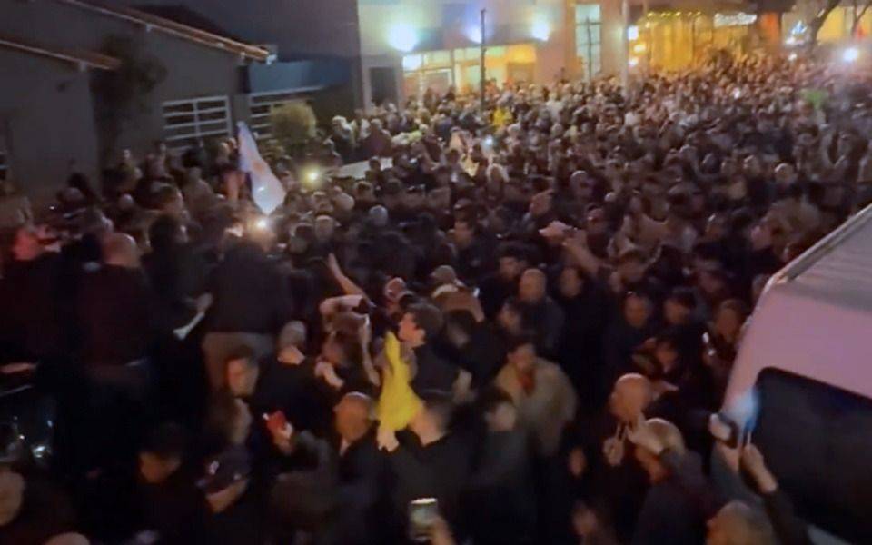 Con un megafono y en la caja de una pickup: la caravana de Javier Milei en Mar del Plata