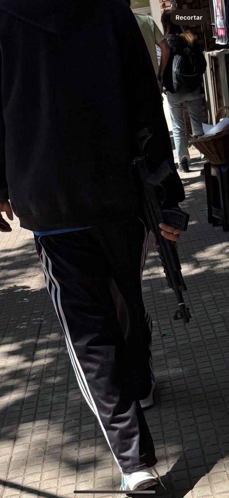 Cruzó la facultad de Arquitectura con una ametralladora de plástico