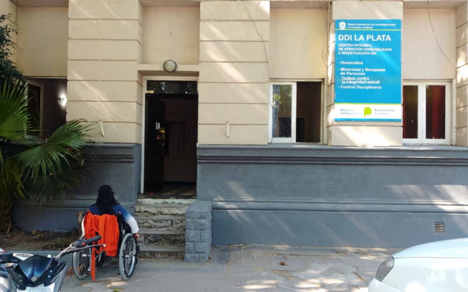 El drama de una vecina por la falta de accesibilidad en los edificios públicos de La Plata