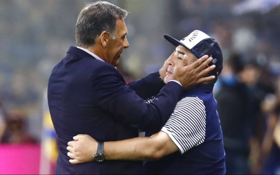 Miguel Ángel Russo y Diego Maradona, el abrazo que quedó inmortalizado y el saludo de la familia del Diez