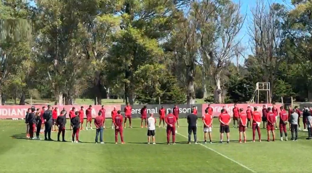 Minuto de silencio en el entrenamiento de Estudiantes en homenaje a Miguel Russo