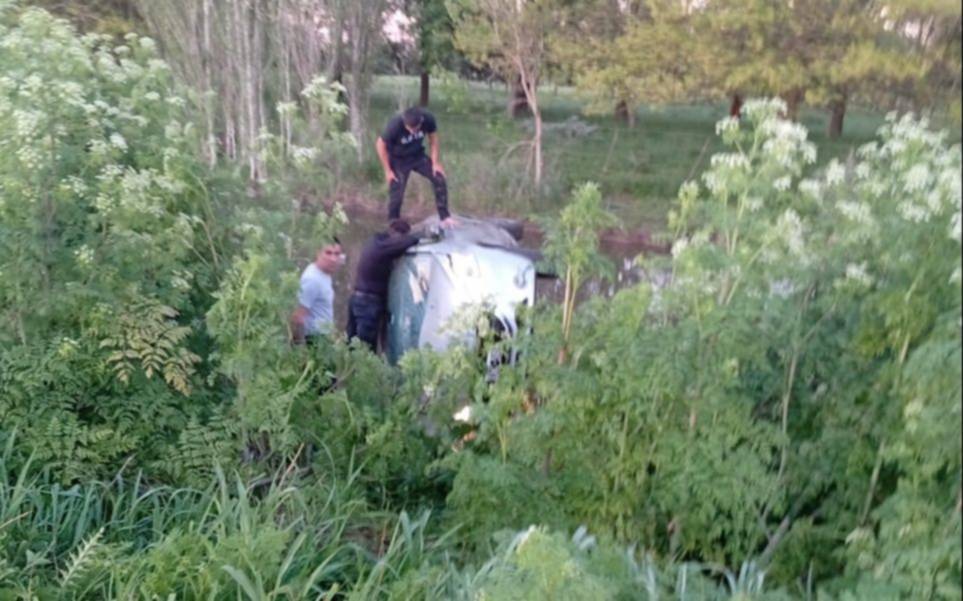 Héroes en la ruta: agentes del SPB rescataron a una madre y sus hijos tras un vuelco en La Plata
