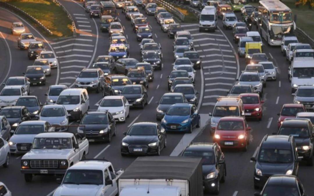 Tránsito intenso en la Autopista La Plata y la Ruta 2 en el comienzo del finde largo