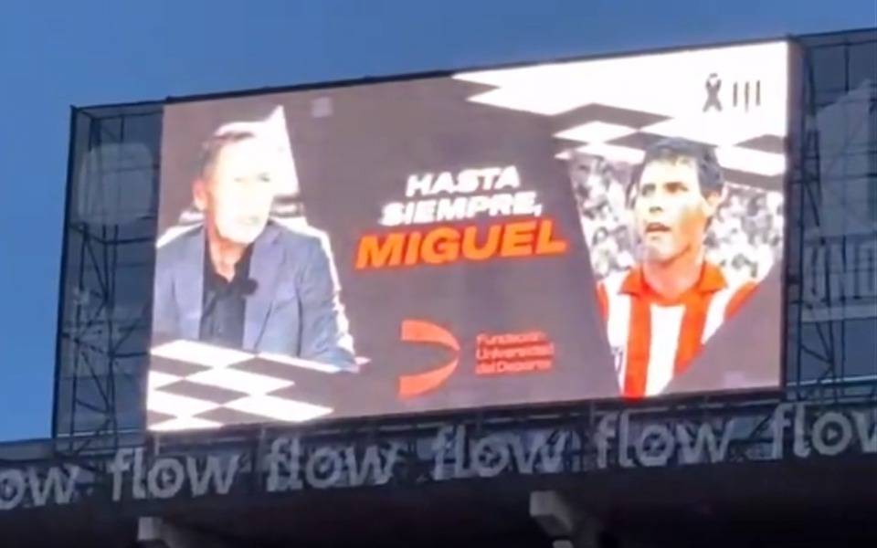 Homenaje a Miguel Russo en UNO durante la presentación de la Universidad del Deporte