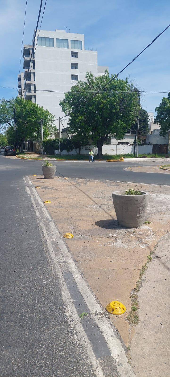 Vecinos piden retirar los maseteros de calle 50 y 25. “Son un peligro”