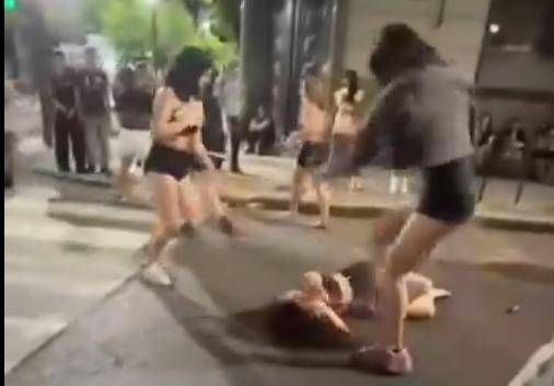 Brutal ataque a una joven en pleno centro platense