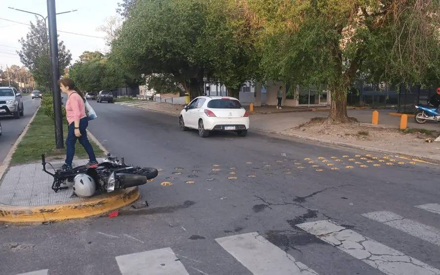 Choque en Gonnet: dos jóvenes hospitalizados tras impactar con un auto
