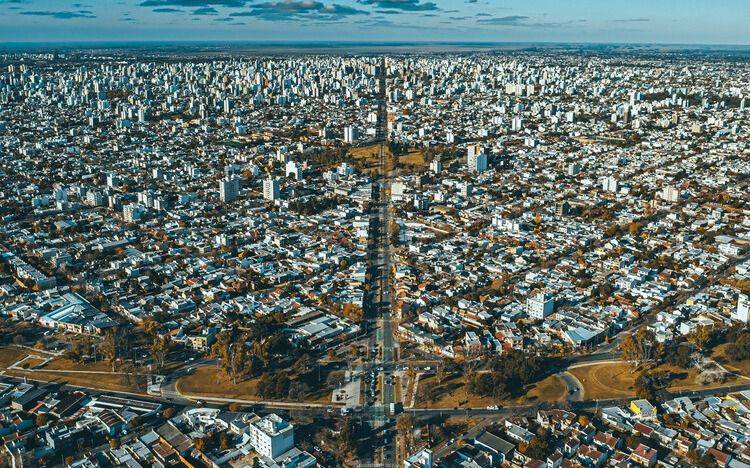 Exigen que se cumpla con el plan de relocalización de villas y asentamientos de La Plata