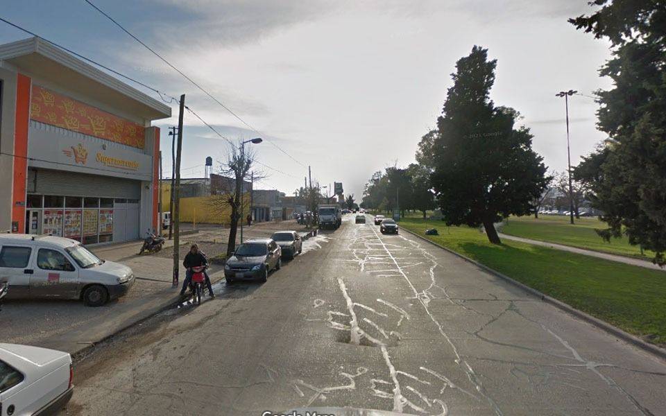 A punta de pistola, tres ladrones dieron el golpe en un supermercado de La Plata