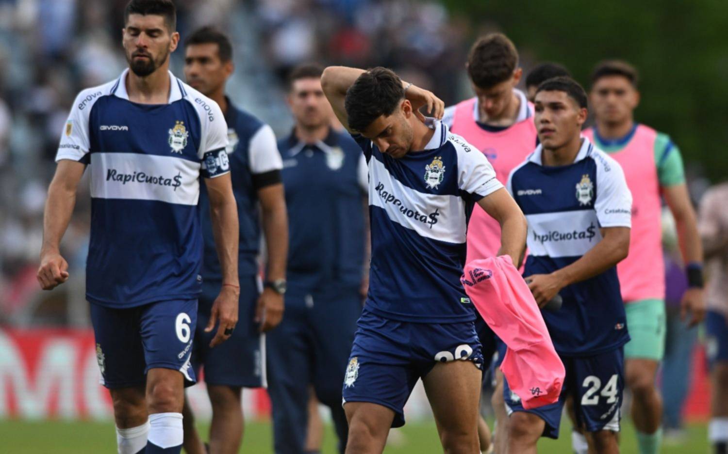 Gimnasia pagó sus severas limitaciones con una dura derrota ante Talleres 2 a 1 justo antes del clásico