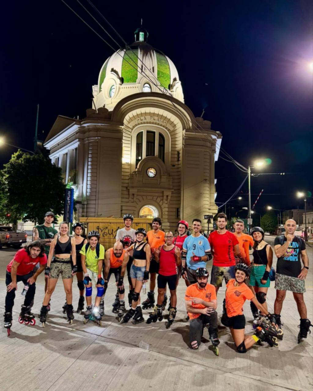La otra pasión: subirse a los rollers para recorrer la Ciudad de noche