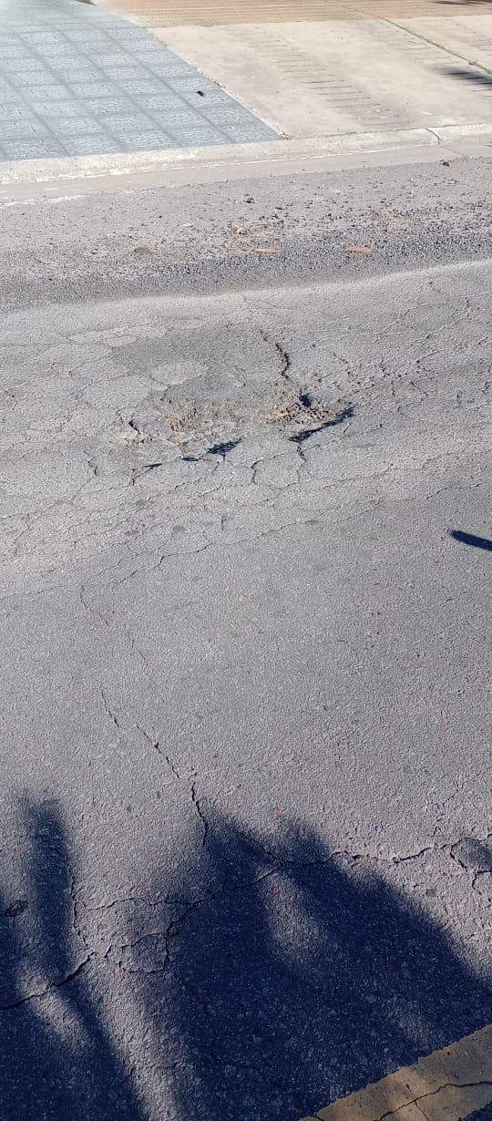 Vecinos reclaman por pozos que aparecieron luego del arreglo de la calle