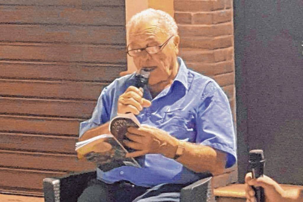 Presentó su obra de poesía en su pueblo natal