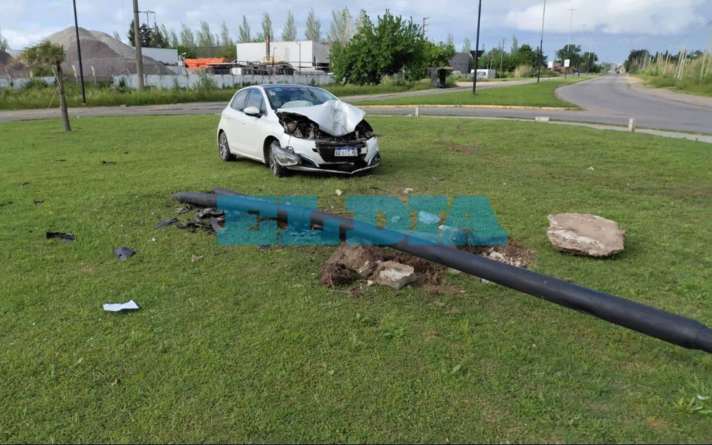 Un automovilista perdió el control y se estrelló contra la rotonda de 520 y 31
