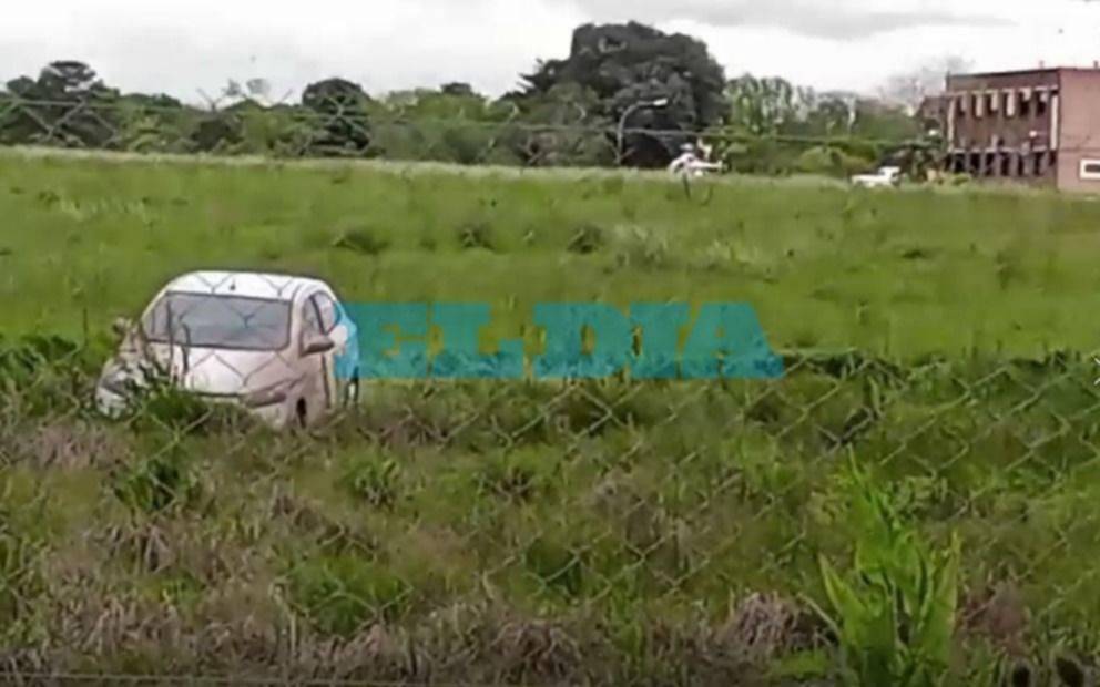 Misterio en el Aeropuerto de La Plata: apareció un auto en medio del campo y nadie sabe cómo llegó