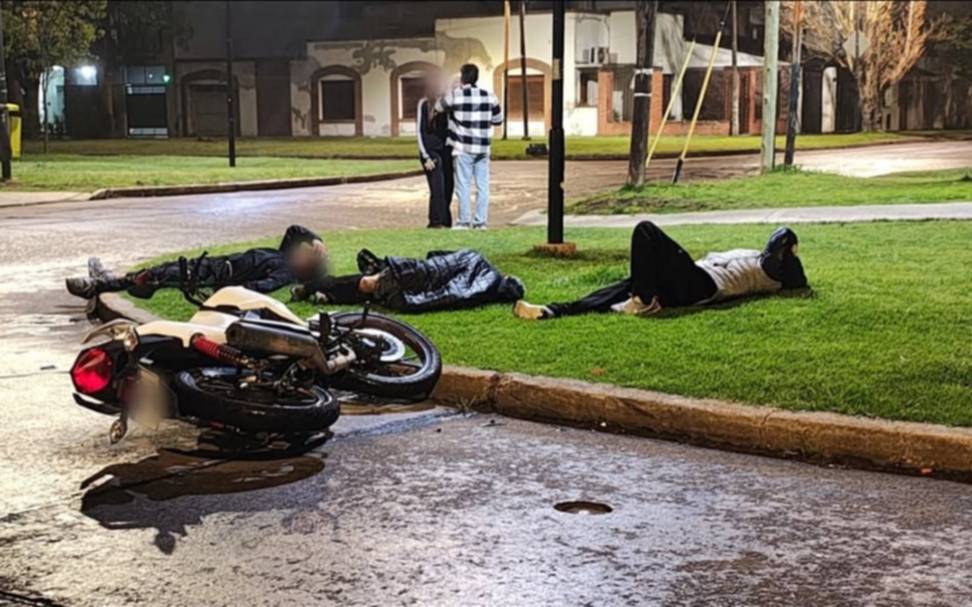 Tres menores robaron una moto de un edificio en La Plata y chocaron en la fuga: terminaron en el hospital