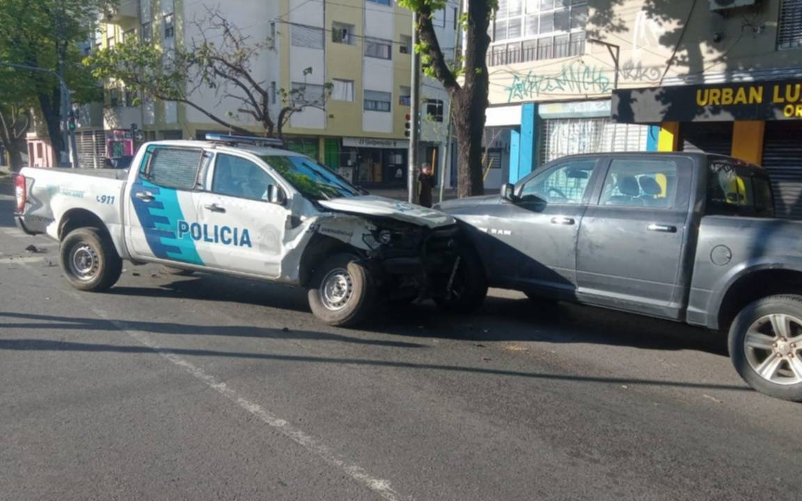 Un patrullero perdió el control y chocó en plena persecución por las calles del centro de La Plata