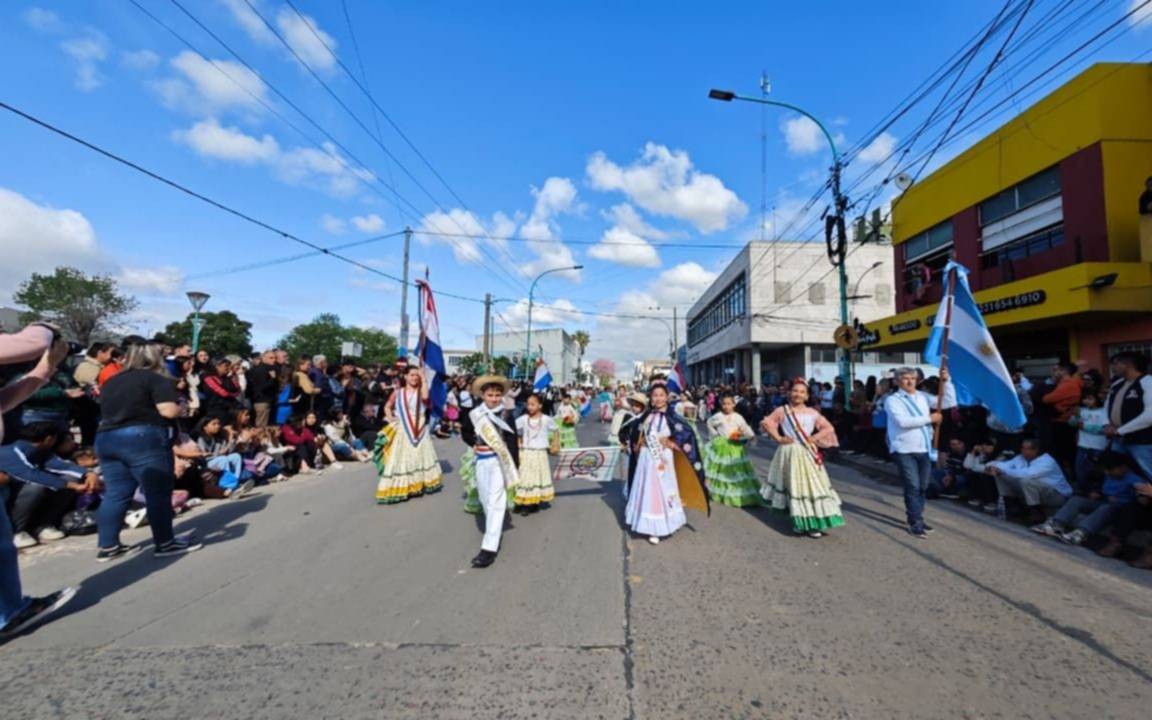 En fotos | A puro color: así fue el desfile de clausura de la Fiesta Provincial del Inmigrante en Berisso