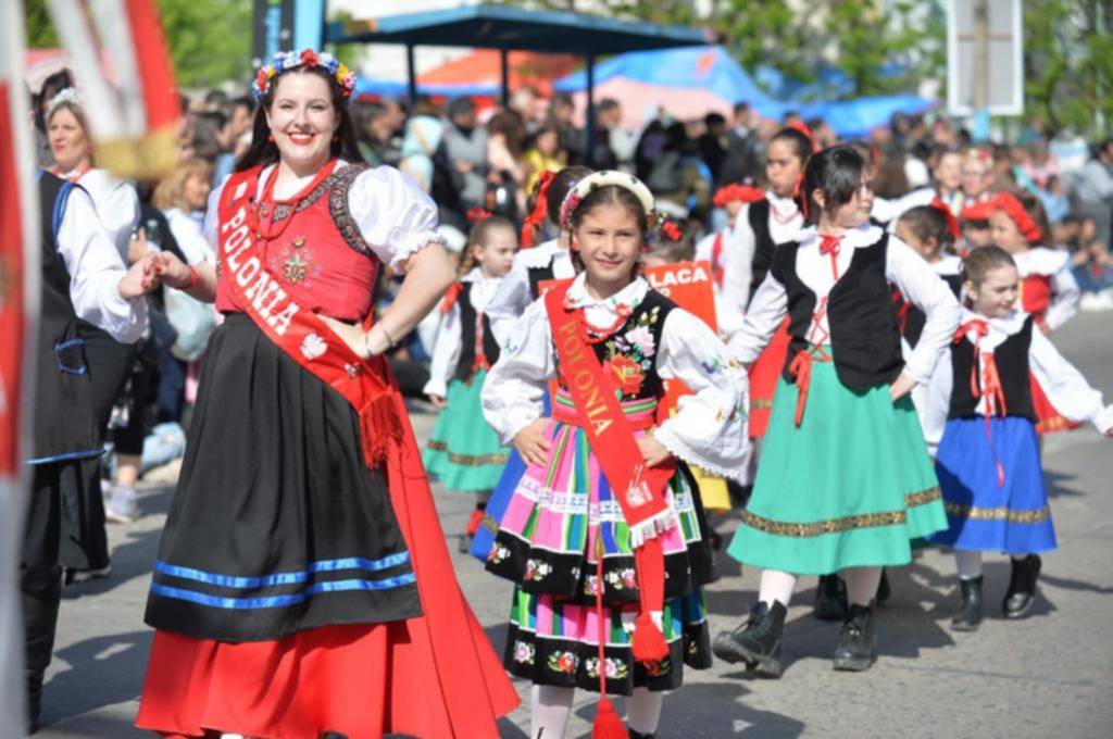 Colorido desfile en el cierre de la fiesta de los inmigrantes