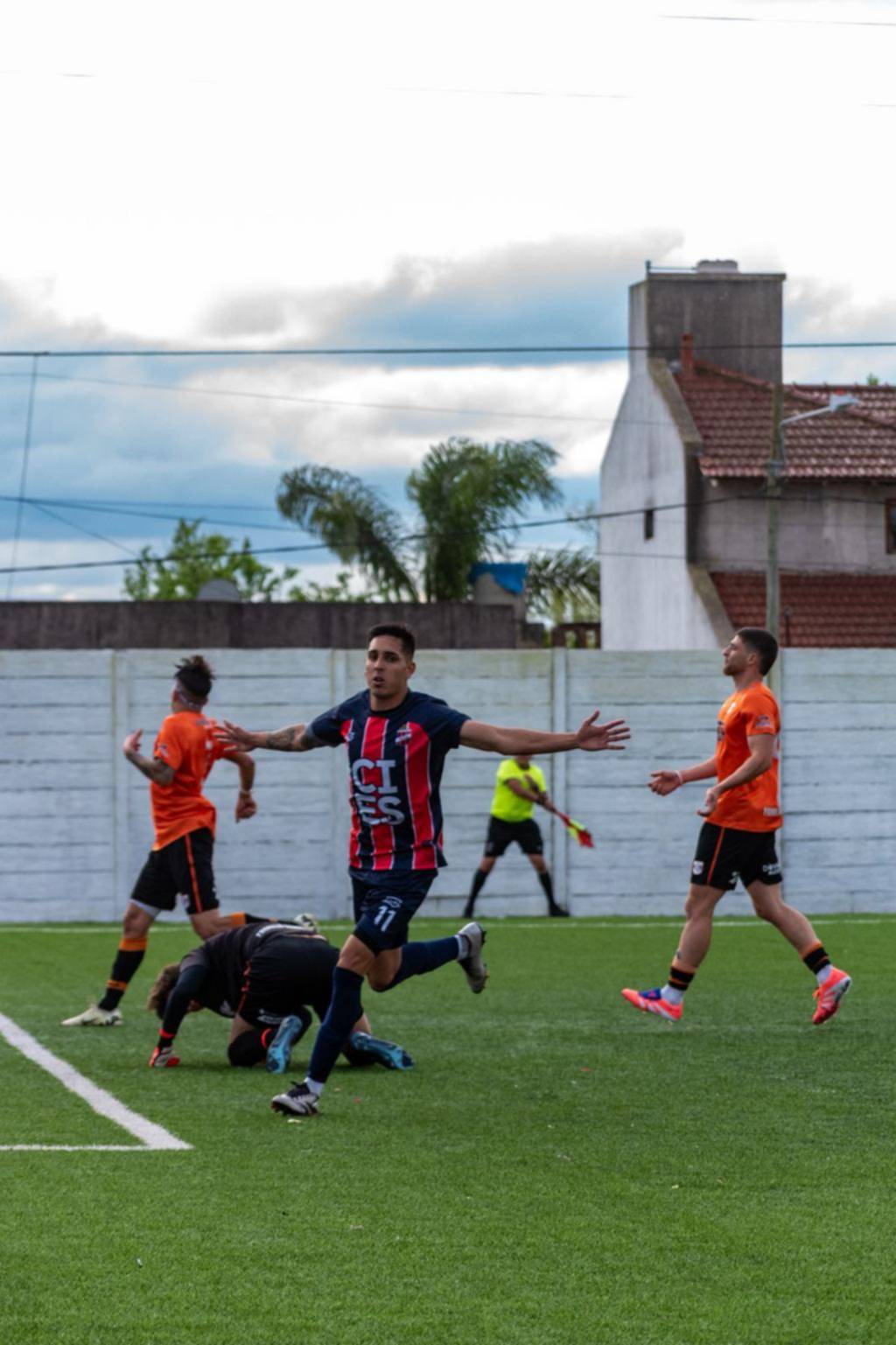 Fomento ganó y sigue siendo el líder de Primera