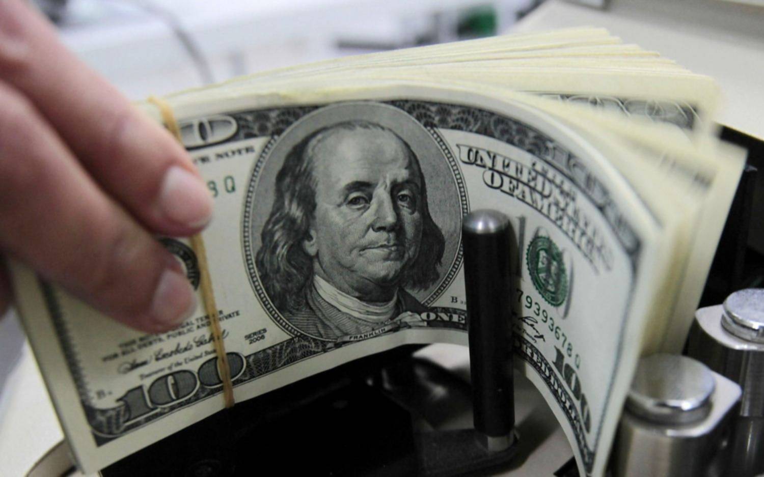 El dólar oficial abrió la semana con una fuerte baja de $80 y se vende a $1.370 en el Banco Nación
