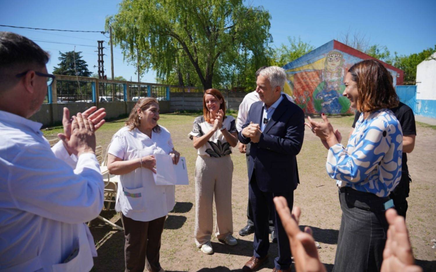 Entrega de equipamiento y puesta en valor de una escuela de Olmos