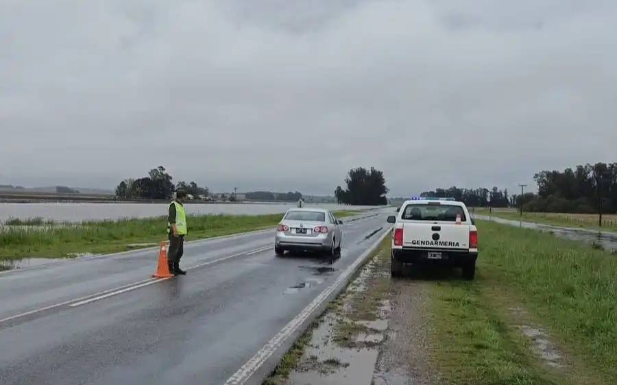 Balcarce: el arroyo El Crespo se desbordó y complicó el tránsito en la Ruta 226