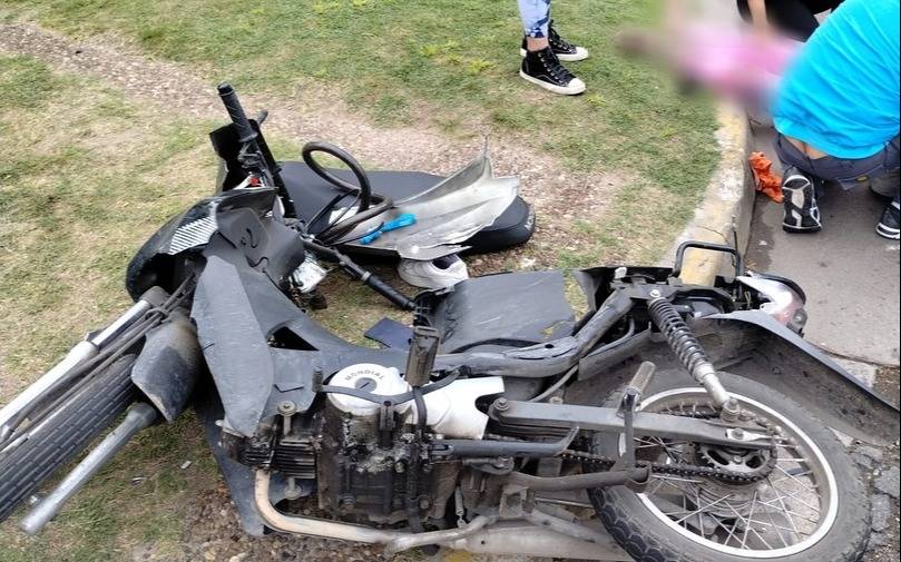 Fuerte choque en Camino Centenario: una motociclista herida tras impactar contra una camioneta