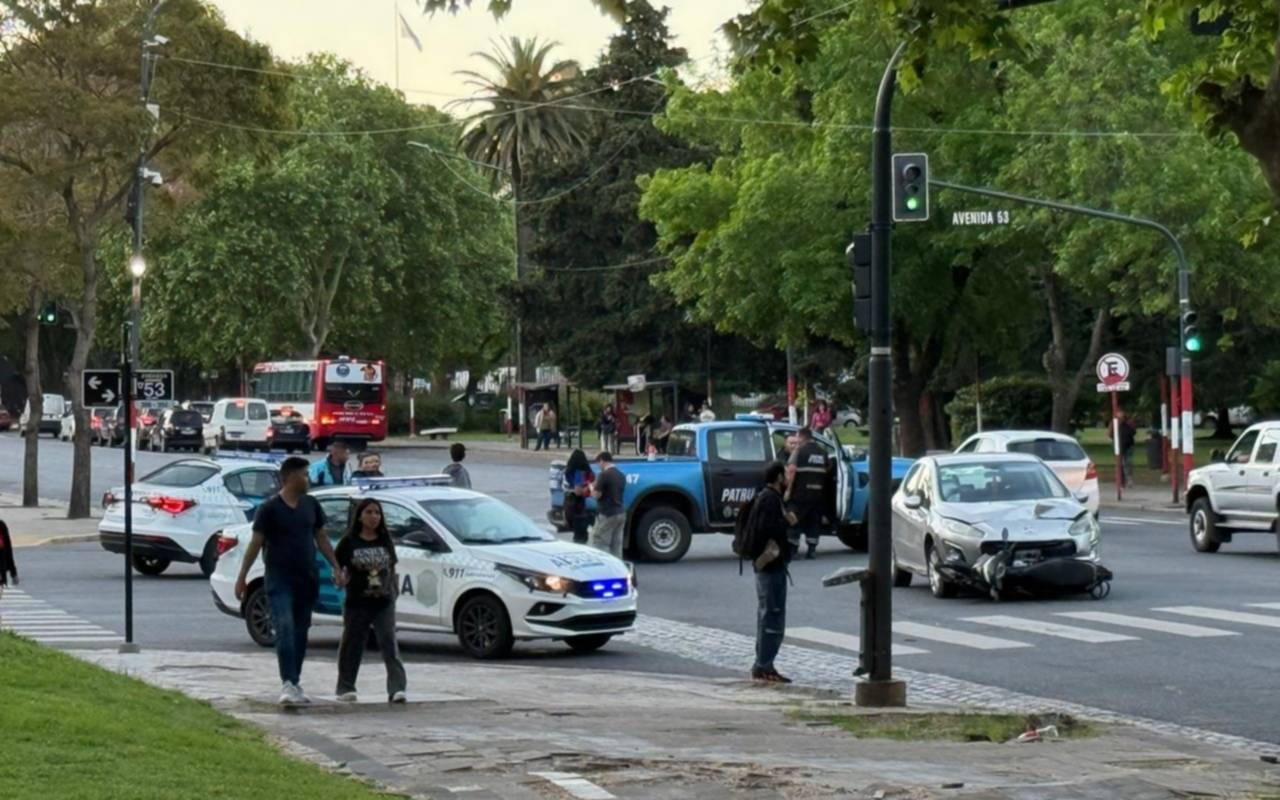 Dos adolescentes resultaron heridos tras un choque en un transitado cruce de La Plata