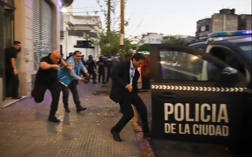Arde San Lorenzo: El presidente Moretti reapareció en la sede y se fue insultado en patrullero