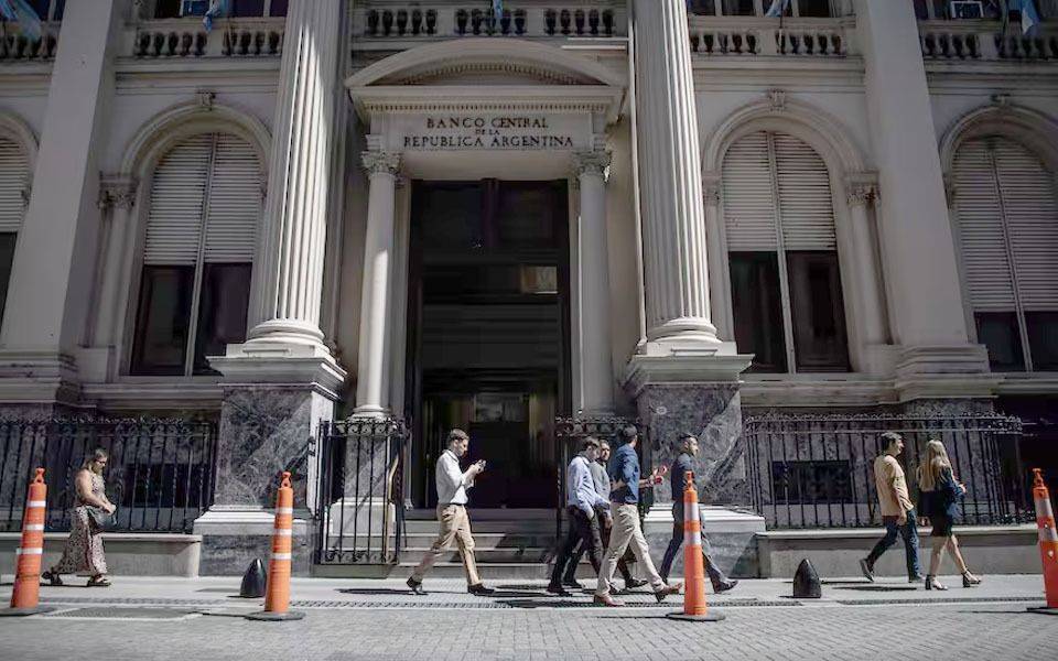 En la antesala de la reunión de Milei y Trump, el dólar subió a $1.385
