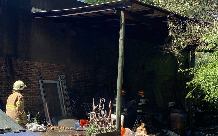 Bomberos sofocaron un incendio en un galpón de Arturo Segui 