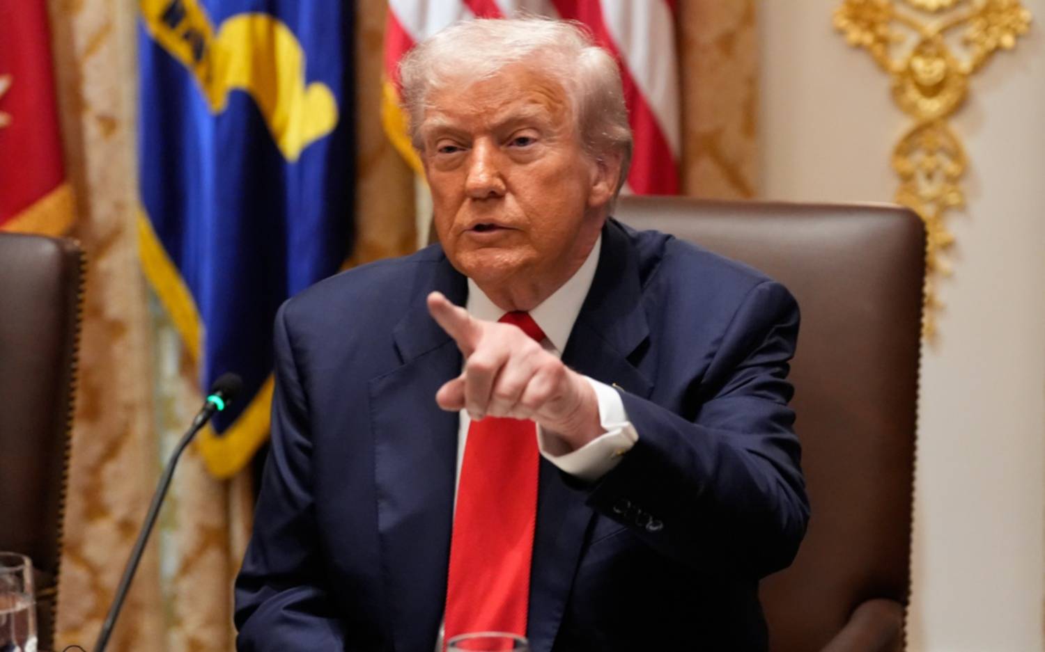 "Para que podamos seguir ayudándolo": Trump aclaró su frase sobre las elecciones en Argentina