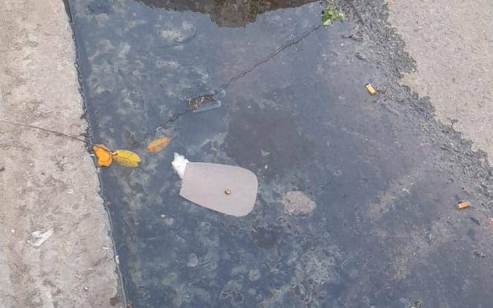 Malestar por las cloacas desbordadas y mal olor en la esquina de 10 y 38