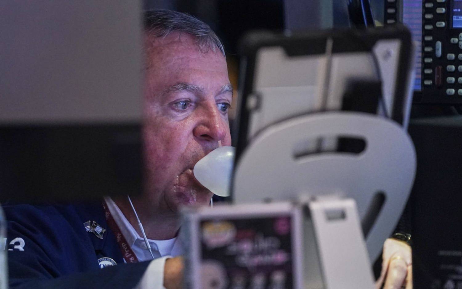 Rebotan los bonos y las acciones argentinas en Wall Street, pero también saltan el dólar oficial y el blue