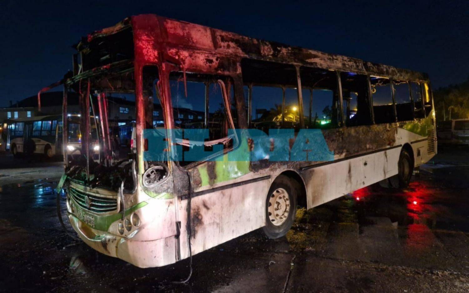 Voraz incendio destruyó tres colectivos en una empresa de Berazategui 
