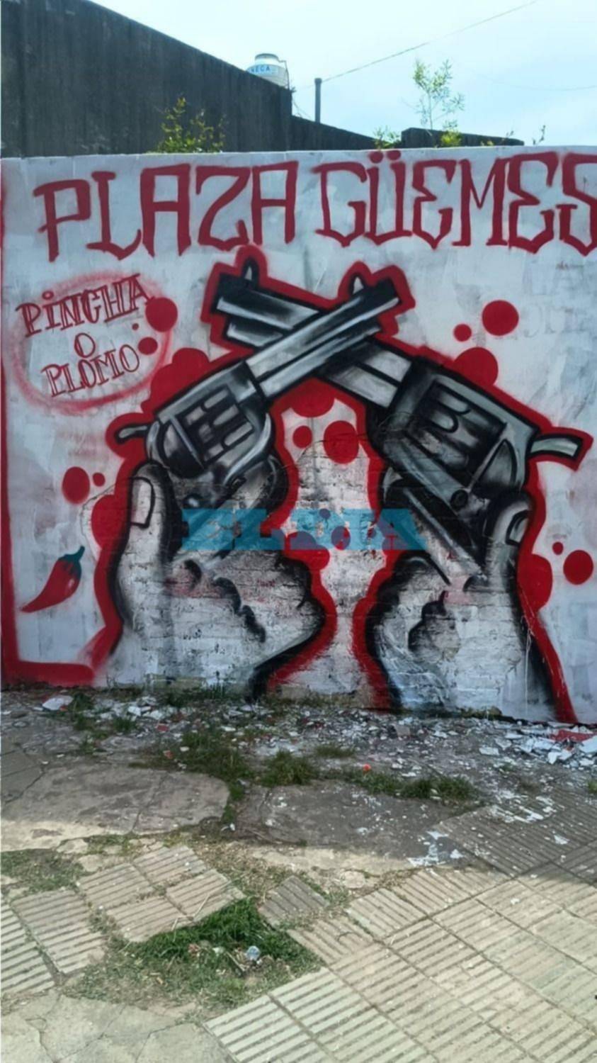 "Pincha o plomo": en la previa del clásico Estudiantes vs Gimnasia, un mural encendió la polémica en La Plata