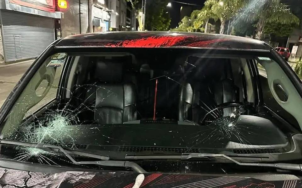 Terror en los automovilistas por un grupo de "tira piedras" en un transitado cruce de La Plata
