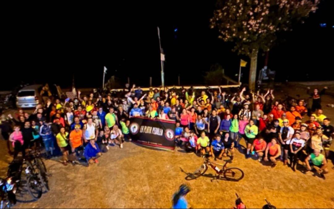 En bici y disfrazados por Halloween en La Plata