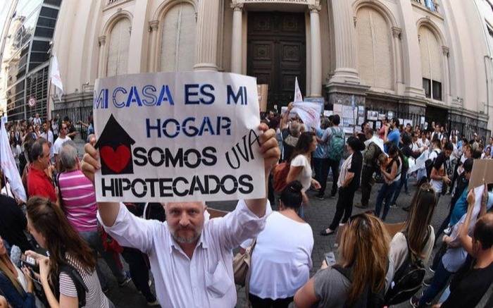Hipotecados UVA denuncian cobros indebidos y exigen que los bancos devuelvan millones