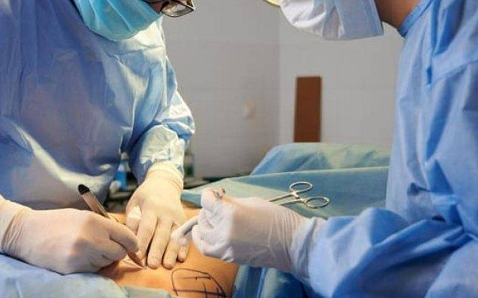 Quien es el cirujano de La Plata procesado por mala praxis tras la muerte de una paciente
