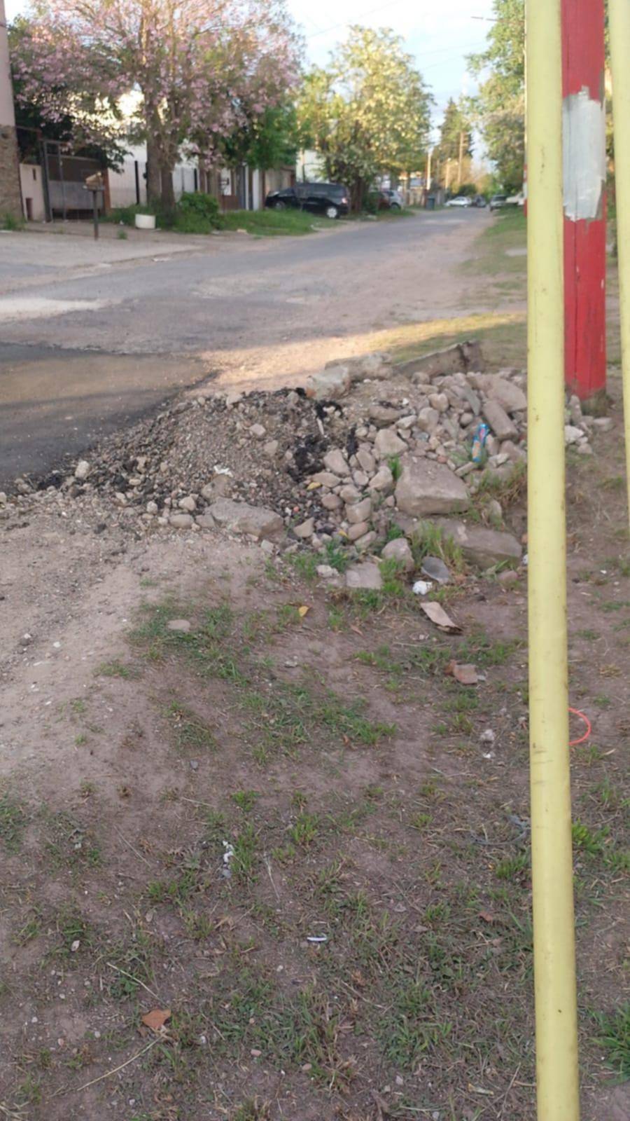 El bacheo quedó corto en la cuadra de 55, 142 y 143
