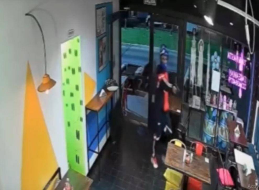 Irrumpió armado en una pizzería de La Plata y desató el terror entre los clientes