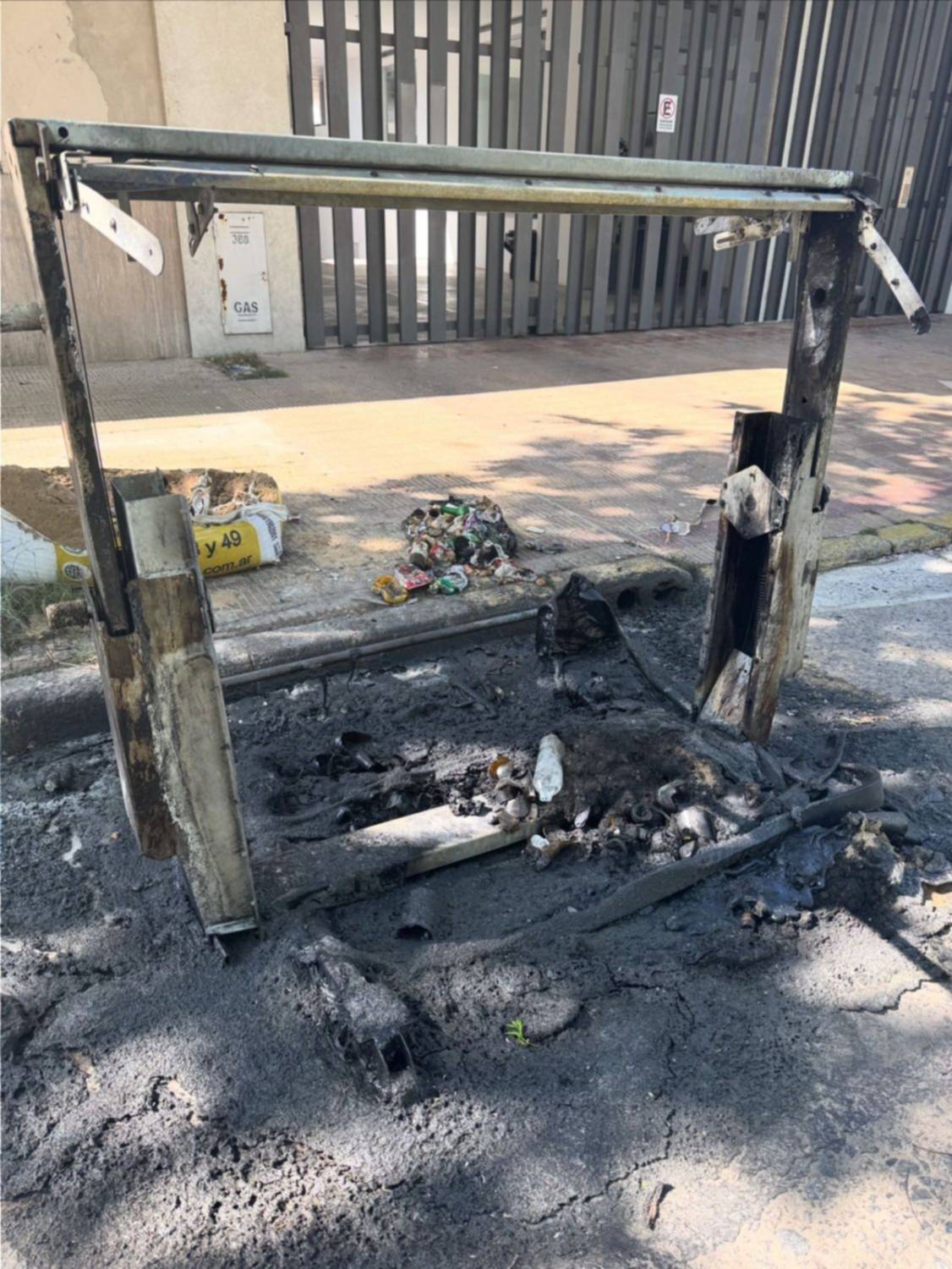 Vecinos de barrio Norte, indignados por una ola incendiaria en plena calle