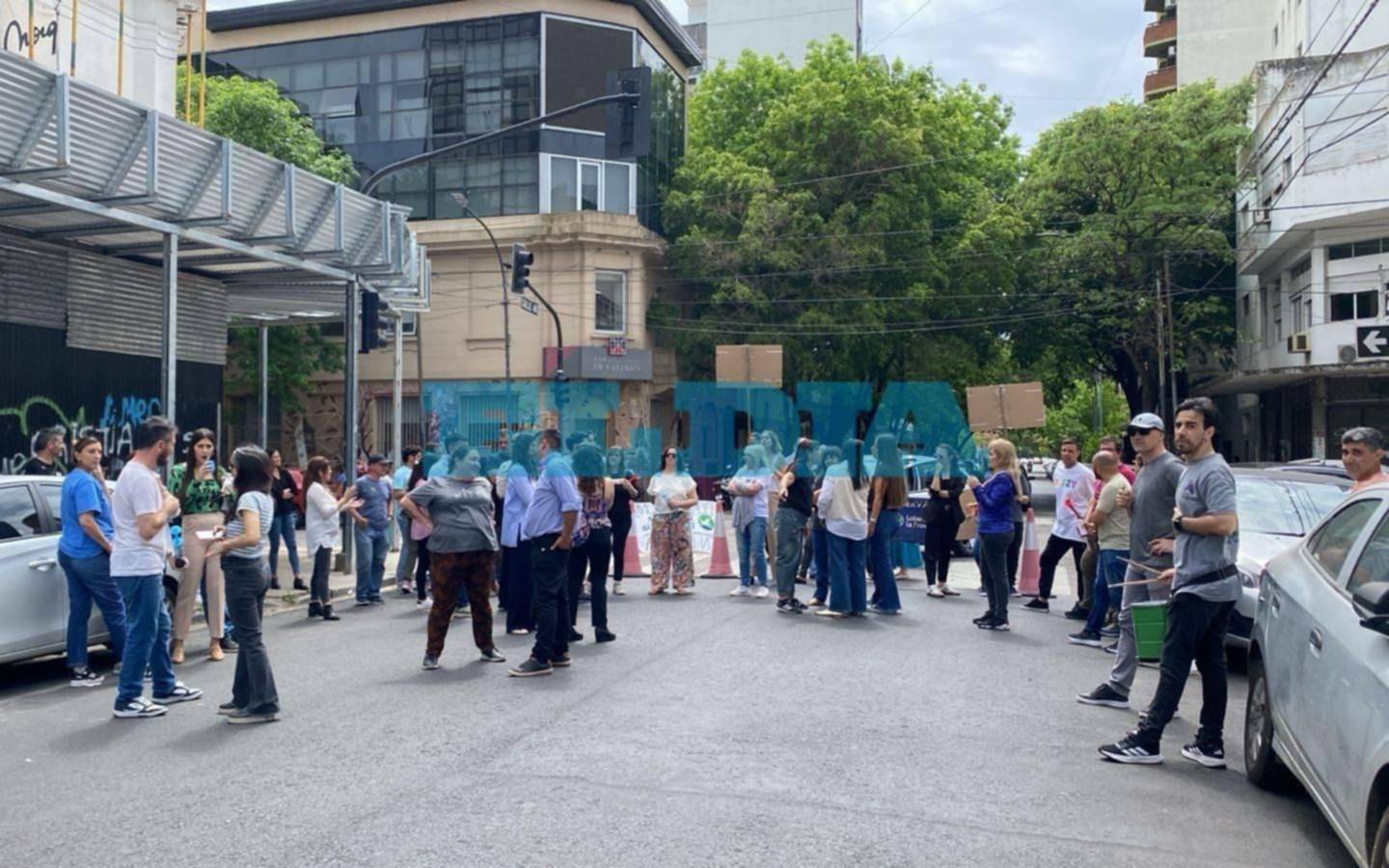 Caos de tránsito en pleno centro de La Plata por un piquete de trabajadores de Lotería