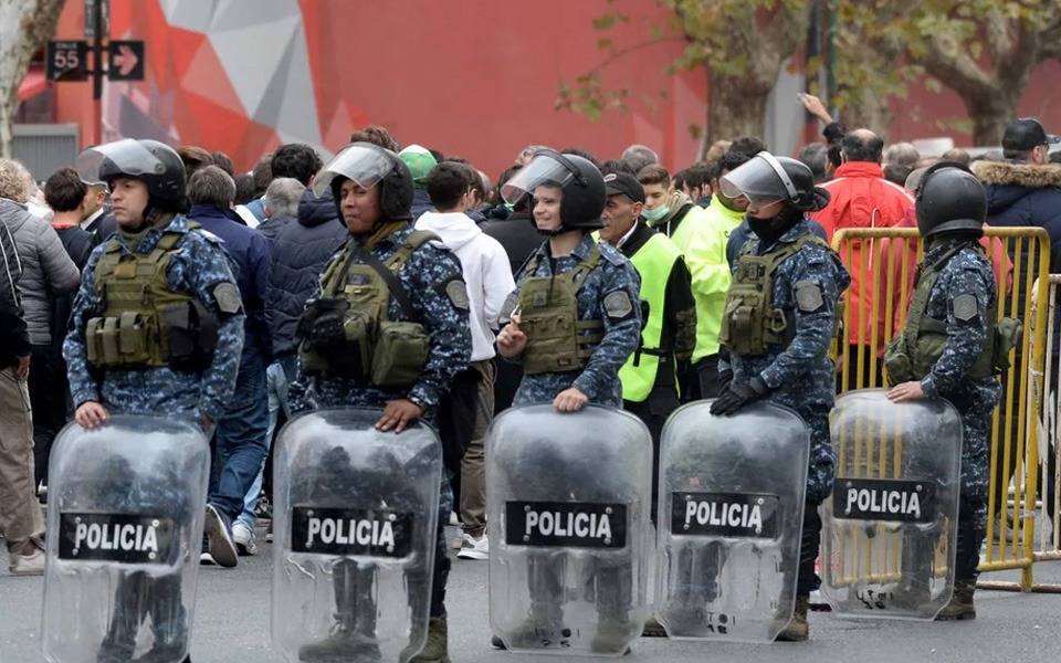 Clásico platense Estudiantes vs Gimnasia | Más de 500 policías, horarios, cortes de calles y restricciones: todo sobre el operativo de seguridad