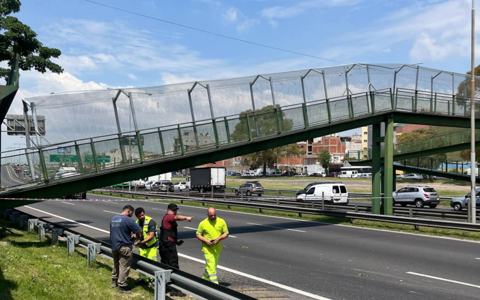 Un camión chocó un puente peatonal en la avenida General Paz y lo tiró abajo: no hubo heridos