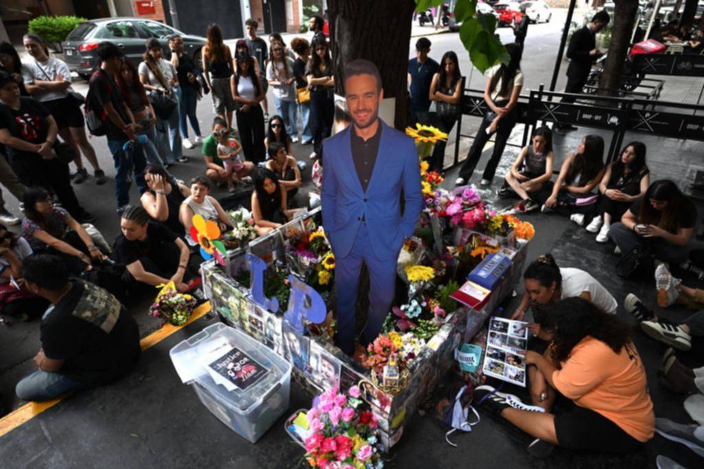 Fotos, flores, velas y cartitas: el recuerdo de Liam Payne