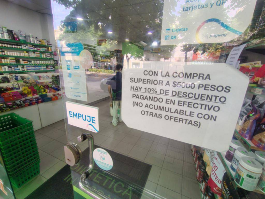 Entre achique de costos y ofertas, el efectivo resiste en los comercios