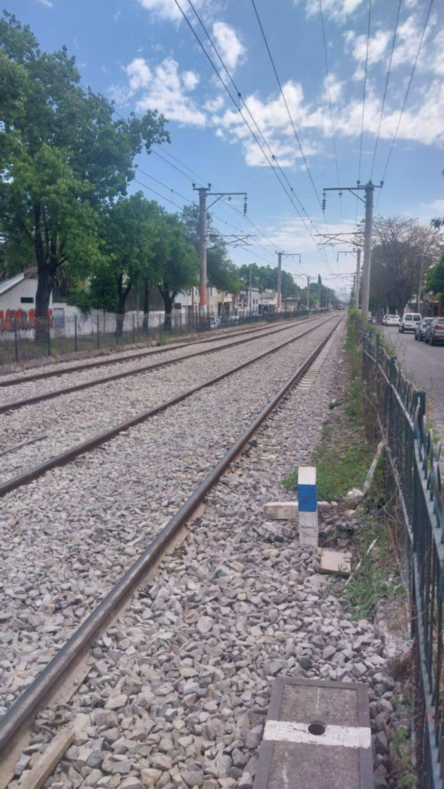 Vecinos de 1 y 34 apuntan a una obra en la vías que no deja dormir al barrio